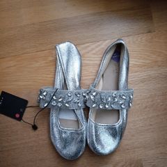 Girl flat shoes