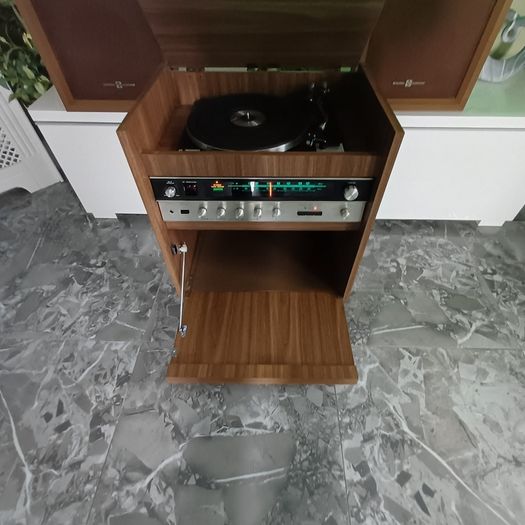 Mega Rare Time Capsule from 1971 Onkyo X1 quadraphonic console system hifi Gold from Japan in Stunning condition this is a statement piece and highly sought-after with the original speakers and hifi cabinet