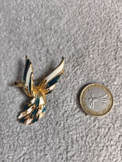 Gold tone fly bird brooch