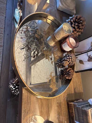 Gold world tray 3 pictures and 2 candles