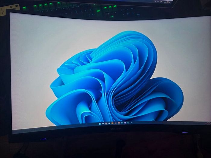 Samsung Odyssey G7 C27G75TQSR 27" 1000R Curved Gaming Monitor - 240Hz, 1ms, 1440p QHD, Gsync, QLED, HDR600, HDMI, Displayport, USB