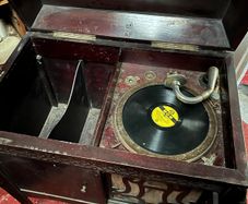 Antique coronola phonograph & 50 records (78rpm)