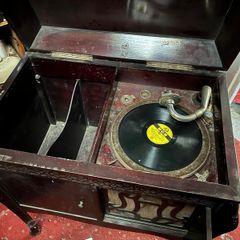 Antique coronola phonograph & 50 records (78rpm)