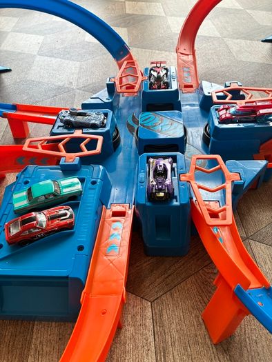 Hot wheels criss cross crash track