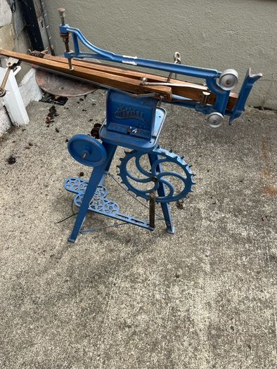 Vintage treadle fret saw. Needs blade