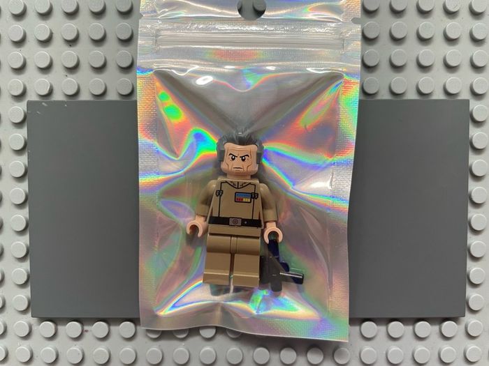 Lego Star Wars sw0741 Grand Moff Wilhuff Tarkin minifigure- Dark Tan Uniform