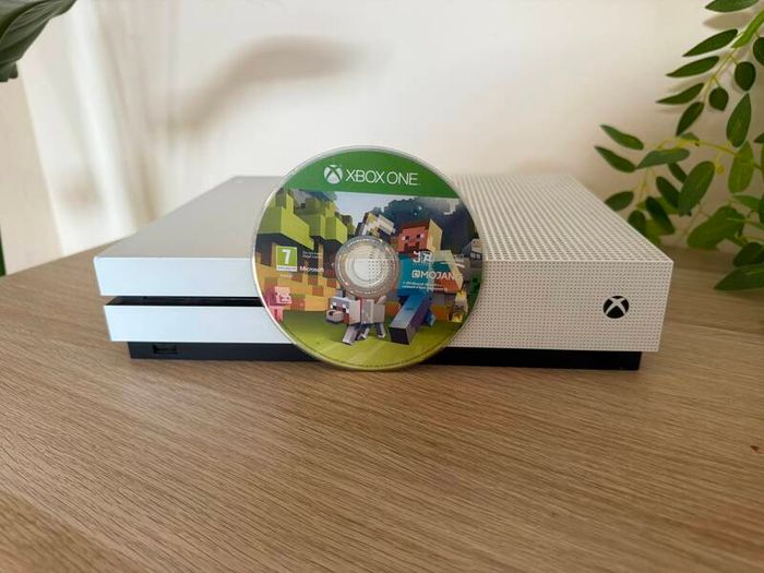 Xbox One S + 4 Games