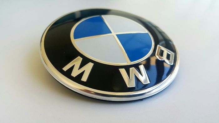 1x BMW 82mm +2 Fastener Grommets Classic blue Emblem Badge Front Rear Bonnet Logo 1 3 5 6 7 series  x z m class 82 with black back