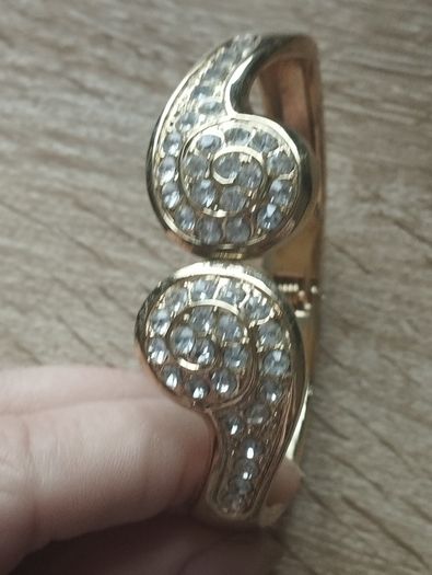 Beautiful gold-tone suit bracelet with crystals.