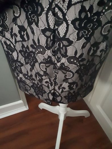 Beautiful Fitted Black Lace Look Floral Pencil Skirt (Size 8)