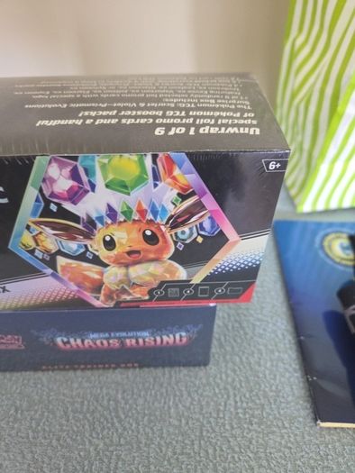 Pokemon Prismatic evolutions suprise box