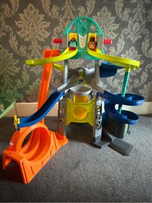 Fisher-Price Little People Take Turns Skyway Race Track with 2 Wheelies Cars