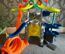 Fisher-Price Little People Take Turns Skyway Race Track with 2 Wheelies Cars