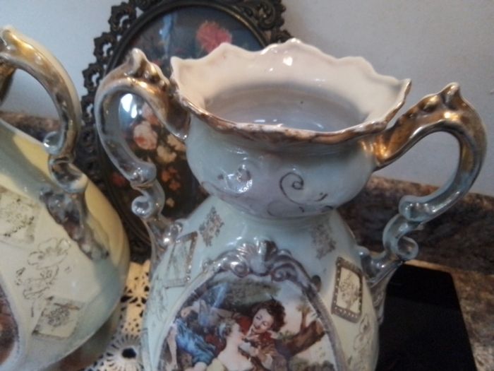 VTG Victorian Style Garniture Vases