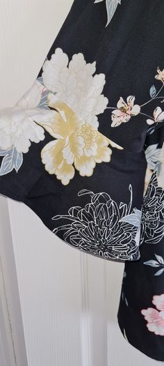 PLUS SIZE (22) Floral/Bird Blouse. New