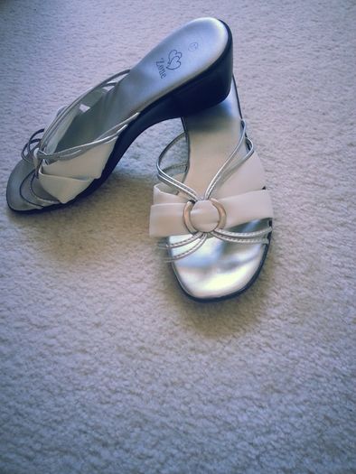 White Sandal - Size 4