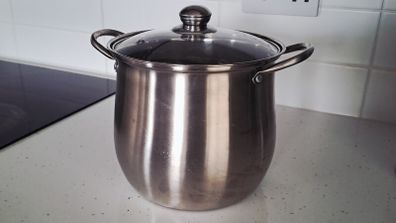 Pot with lid / Sauce pan - New