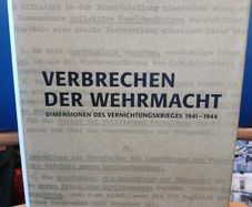 Verbrechen der Wehrmacht, German language book