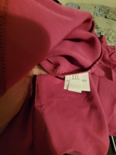 pink top
