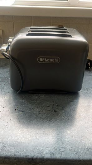 kettle and toaster - Delonghi