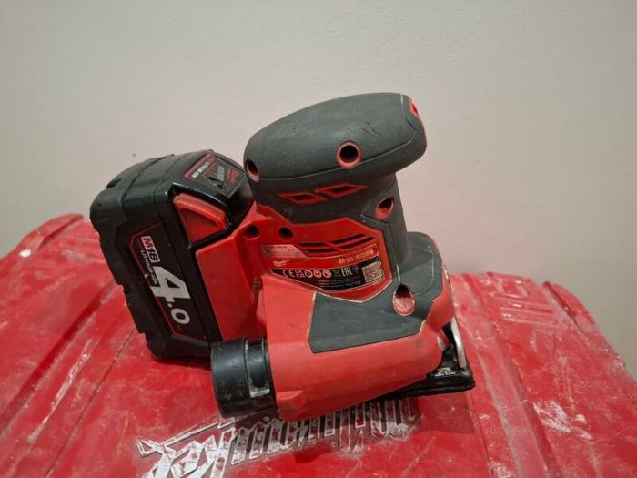 Milwaukee M18 BQSS Brushed Quarter Sheet Sander with 4ah battery