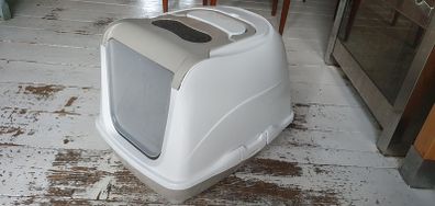 Cat litter box with swinging door