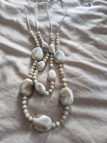 Lovely costume jewelry set includes earrings