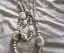 Lovely costume jewelry set includes earrings