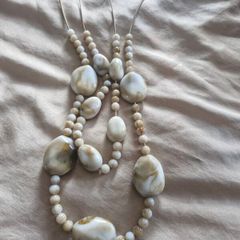 Lovely costume jewelry set includes earrings