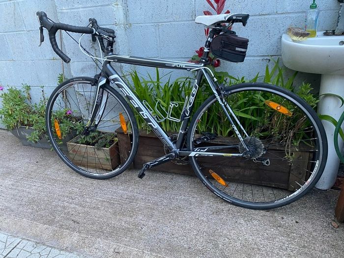 Felt F-LITE 700x25c wheels 21.5 inch frame 2x8 speed comes with holder bottle back bag holder pump light