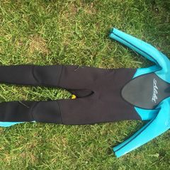 Alder Wetsuit M size = 7.5 to 9.5 Year old average size approx