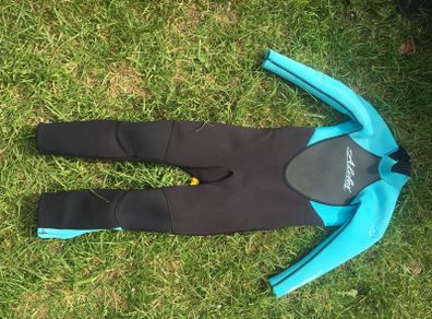 Alder Wetsuit M size = 7.5 to 9.5 Year old average size approx
