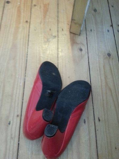 Red Shoes. Mid Heel