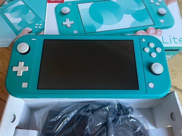 Nintendo Switch Lite 32gb Excellent Condition with Charger and Box.