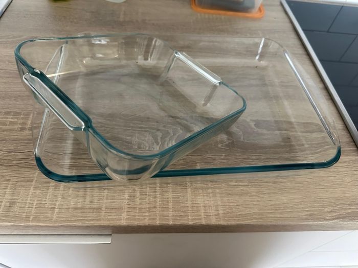 pyrex and glass food containers