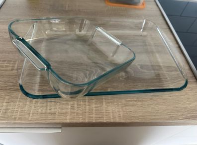 pyrex and glass food containers