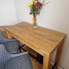 Breakfast Bar and Stools