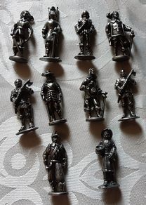Ten lead figurine's soldiers