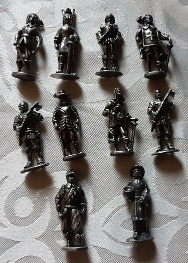 Ten lead figurine's soldiers
