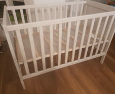 Cot incl matress, highchair, sterelizer and bottle warmer - ono