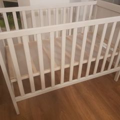 Cot incl matress, highchair, sterelizer and bottle warmer - ono
