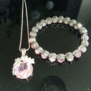 Stunning Necklace and matching Bracelet