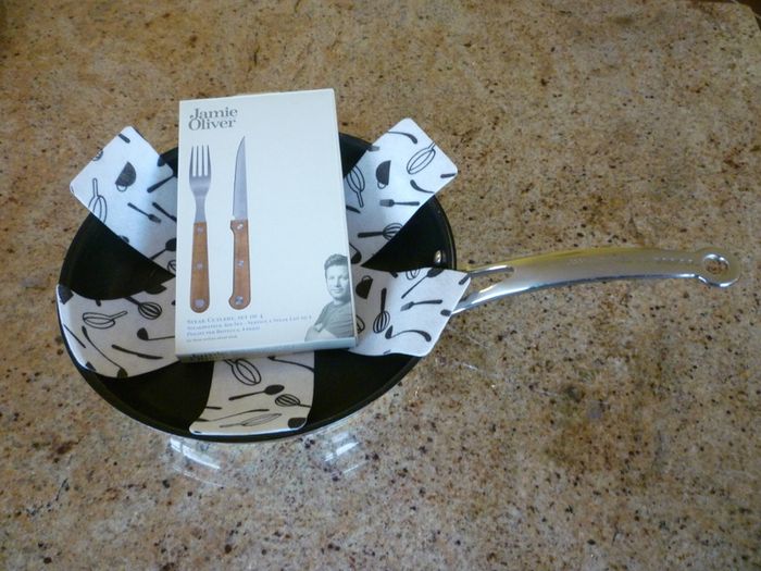 JAMIE OLIVER FRYING PAN BY TEFAL. Large Deep Frying or Omelette Pan.  Professional Series. WITH Jamie Oliver 4 piece steak cutlery set. Very Good Condition.