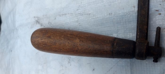 Vintage coping saw,,used condition, see pictures for condition, buyer collects or pays postage thank you sold as is,