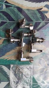 Electric guitar tuners with screw ear