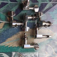 Electric guitar tuners with screw ear