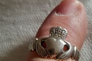 silver claddagh ring