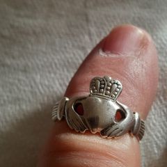 silver claddagh ring
