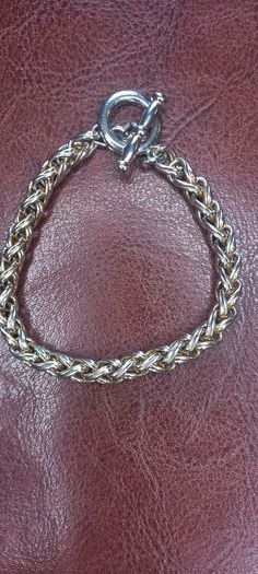Vintage jewelry is sold individually for 5 to 10 euros
