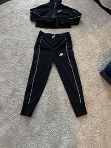 Nike black tracksuit (xs/122-128cm)